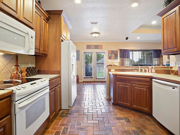 3rd image of 13716 Dunvegan Dr
