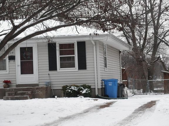 3rd image of 16 Regina Ct
