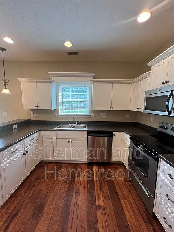 3 bed, 2.5 bath, 1911 sqft, $1,885 — Photo 2