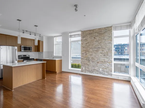 735 W 15th St #206, North Vancouver, BC V7L 2S5