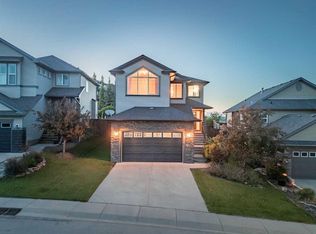 38 S Westmount Way, Okotoks, AB T1S0E1