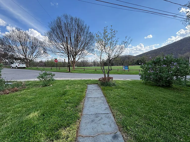 950 Morgan Ave SE — Photo 39