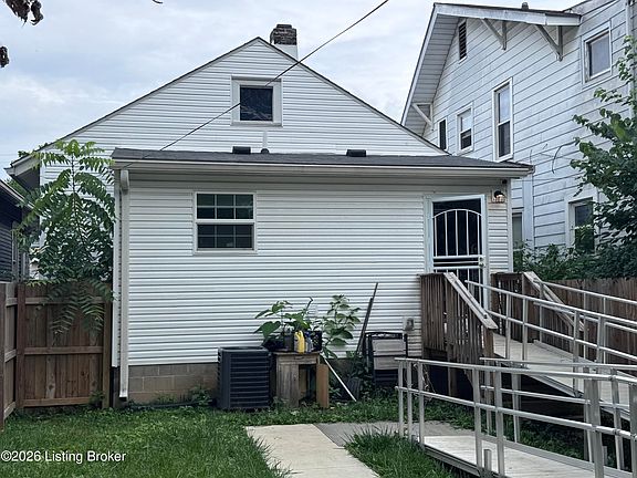 3rd image of 2329 W Oak St