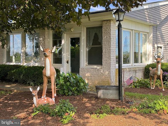 5th image of 219 Bastian Rd