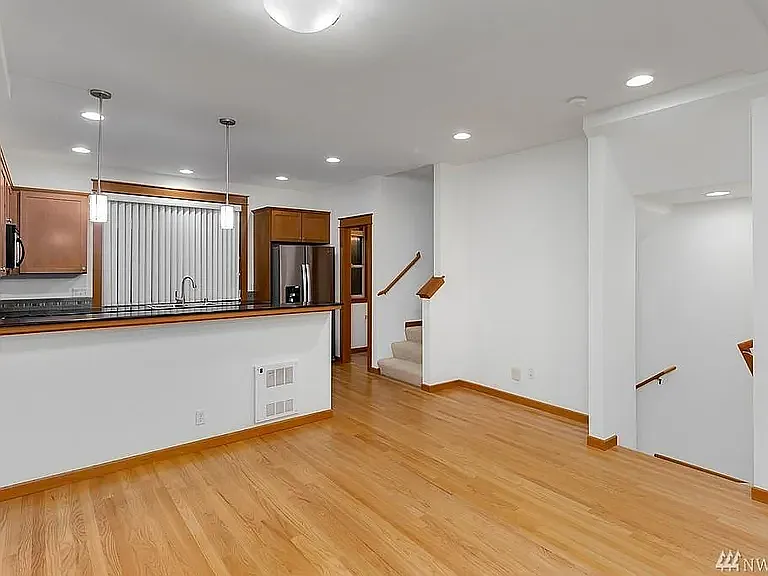 4312B 8th Ave NE — Photo 3