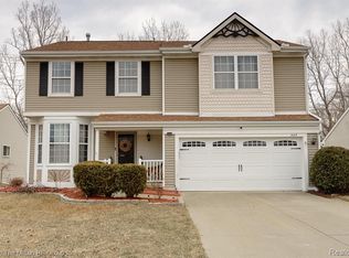 243 Victorian Ln, Belleville, MI 48111