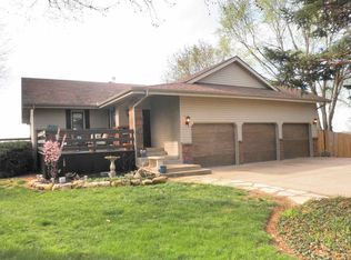 14 Fleetwood Dr, Winfield, KS 67156
