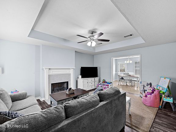 4th image of 225 Bradford Pl W