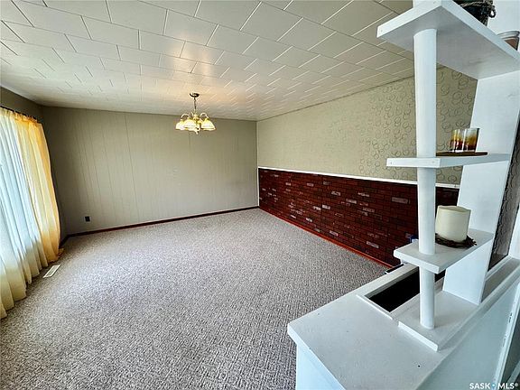 4th image of 821 Sturgis AVENUE
