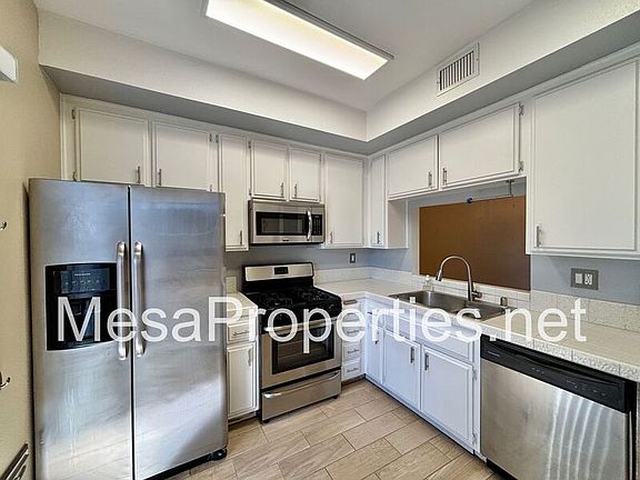 4th image of 926 W Philadelphia St Unit 11