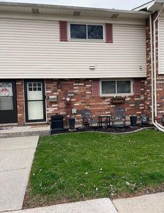 357 W Dahlgren Dr, Crown Pt, IN, 46307