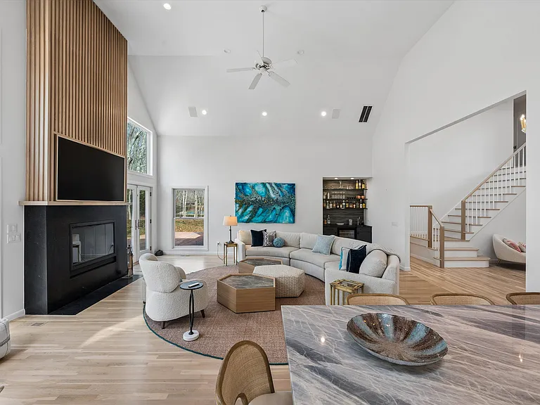 26 Elizabeth Ln — Photo 3