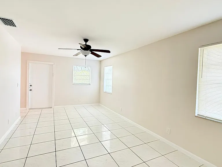 501 W Kalmia Dr #4 — Photo 2