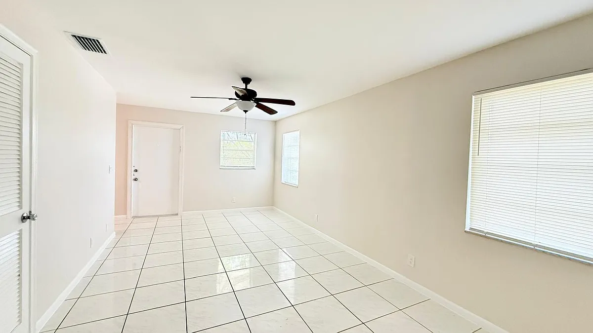 Building Photo - 501 W Kalmia Dr #4