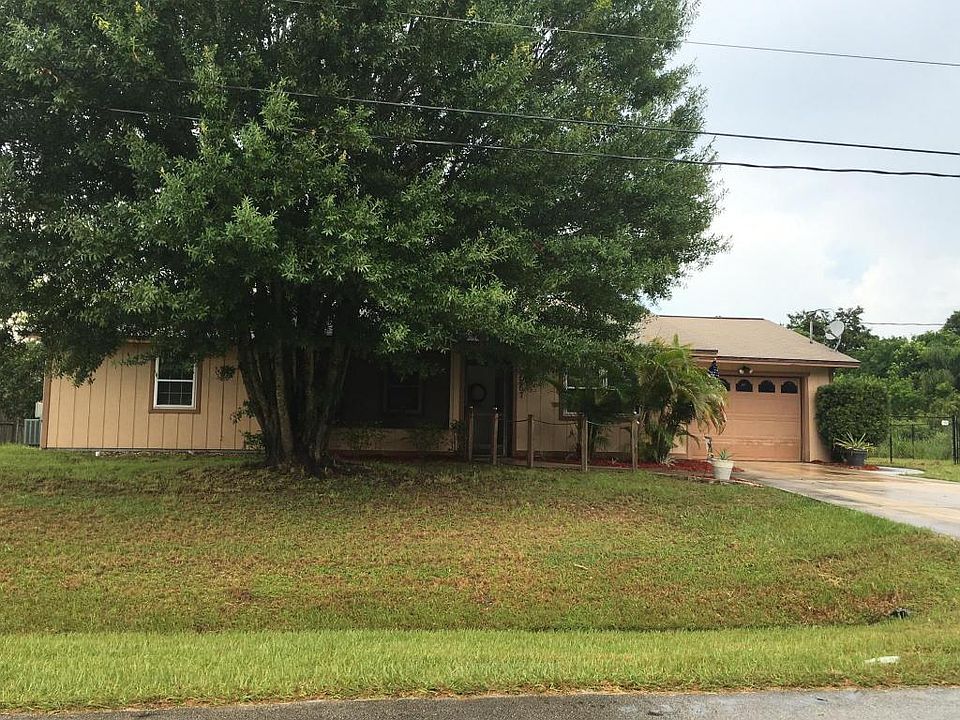 1st image of 467 SE Fallon Dr
