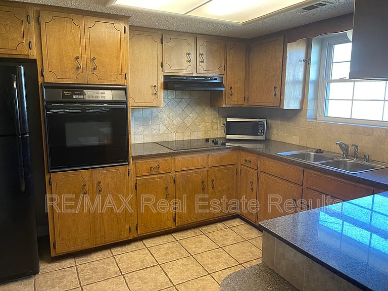 1810 Crouch St — Photo 6