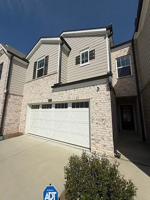 3 bed, 2.5 bath, 2042 sqft, $2,650 — Photo 2