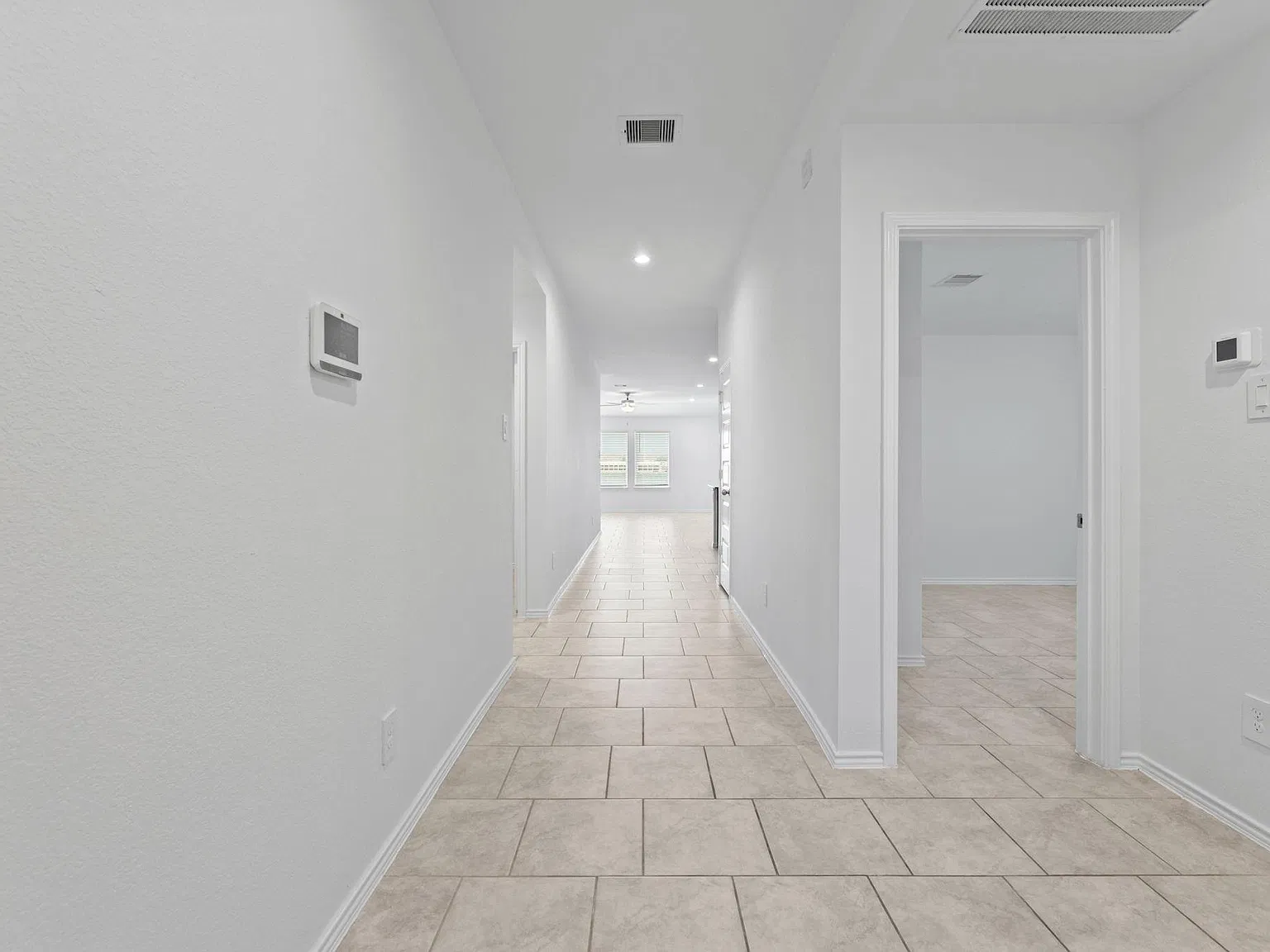 4 bed, 1976 sqft, $2,275 — Photo 2