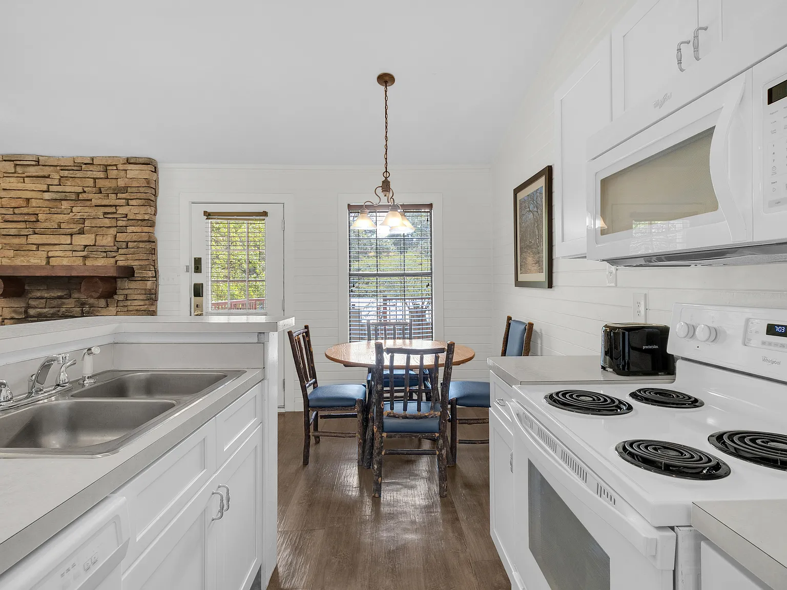 2 bed, 713 sqft, $1,250 — Photo 2