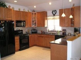 2129 3rd Ave, N Merrick, NY 11566