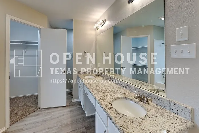 909 Sandhurst Dr — Photo 13