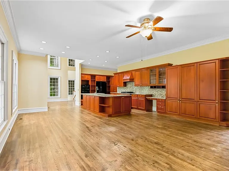 430 W Wesley Rd NW — Photo 7
