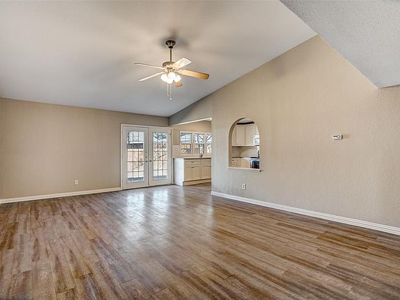 3rd image of 1309 Yellowstone Dr