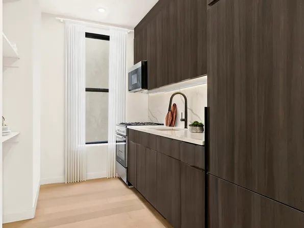 233 East 21st Street image 2 of 8