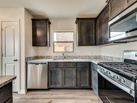 The kitchen comes with a full suite of energy-efficient appliances!