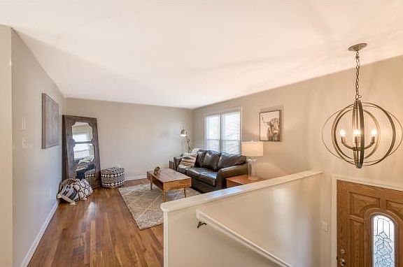 3rd image of 1112 Hill St