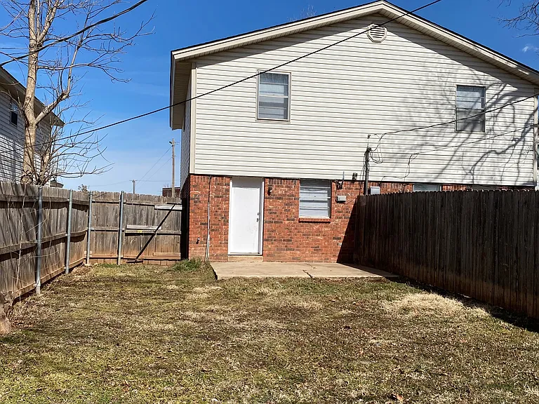 1018 E Main St — Photo 19