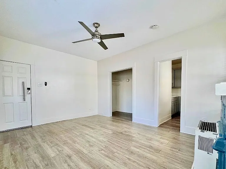 328 W 8th St — Photo 2
