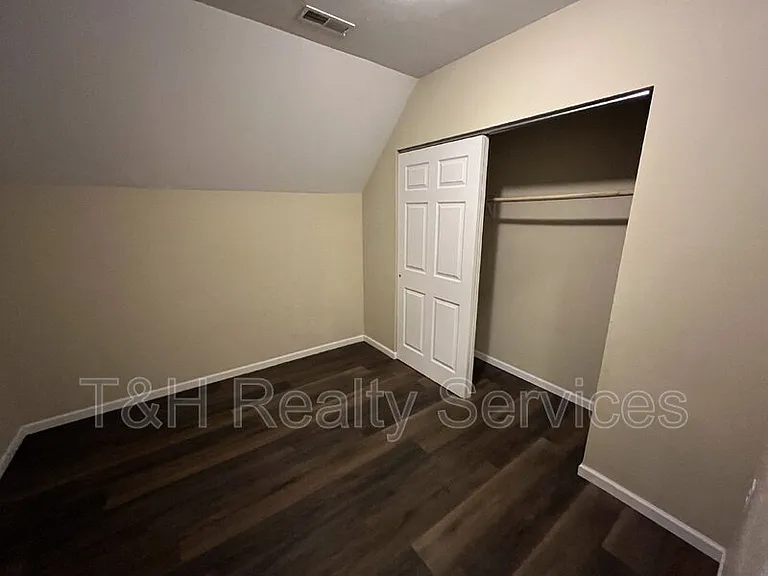 1551 W New York St — Photo 16