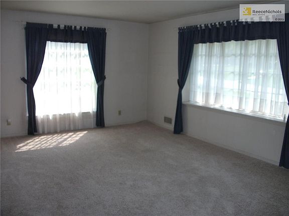 LIVING ROOM WITH LOTS OF LIGHT