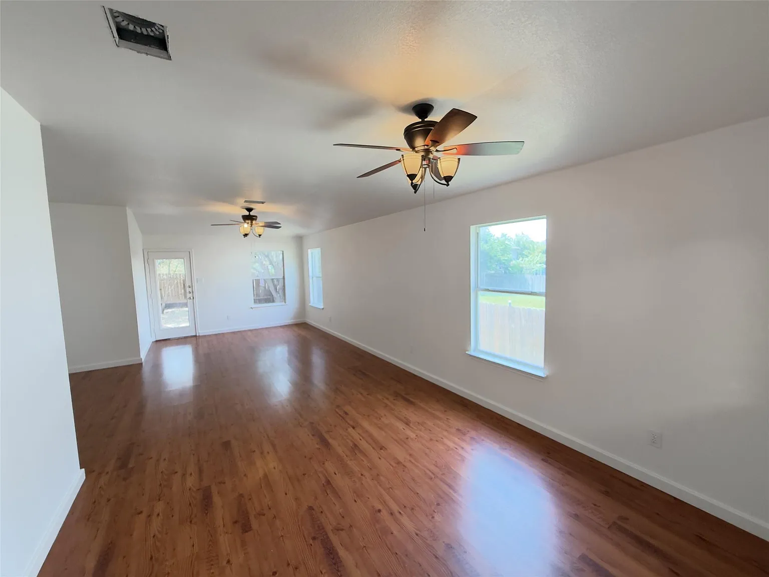 4 bed, 2.0 bath, 1829 sqft, $1,950 — Photo 2