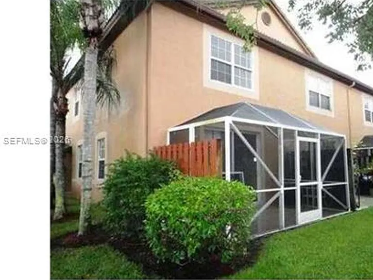 1621 Barcelona Way #Townhouse 6-32 — Photo 2