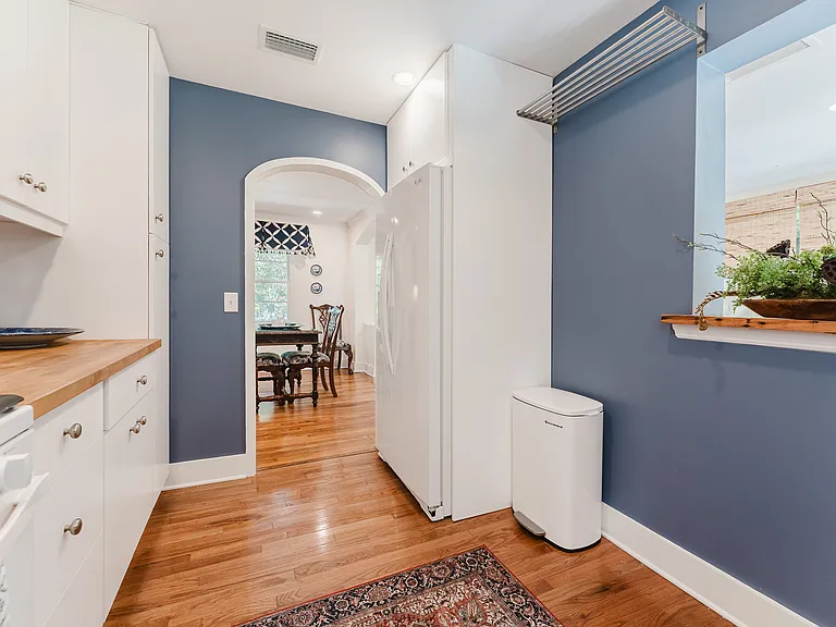 121 Redfern Dr — Photo 7