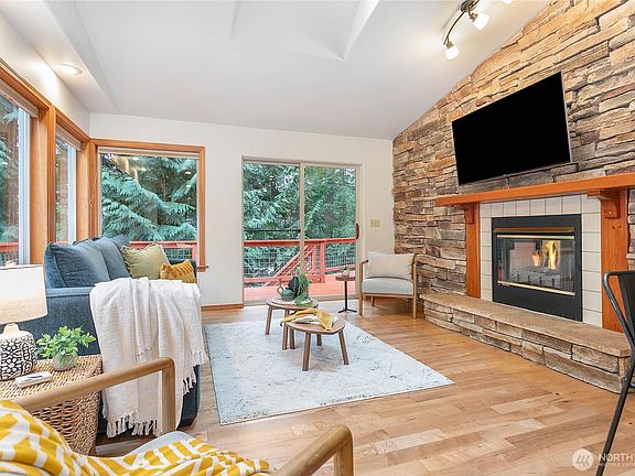 4th image of 1615 Emerald Lake Way