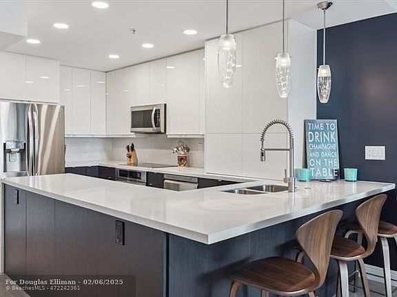 4th image of 3020 NE 32nd Ave APT 408