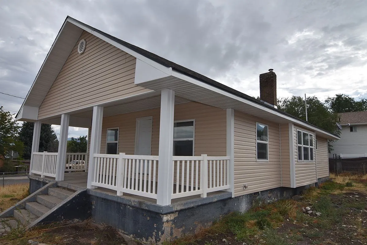 2 bed, 1.0 bath, 891 sqft, $1,350 — Photo 1