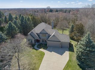 940 Dacea Ct, White Lake, MI 48386