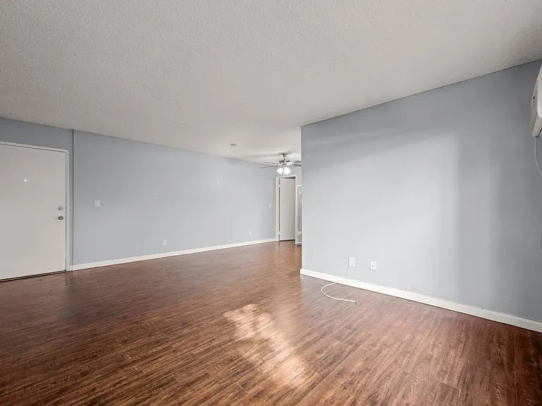 5900 Reseda Blvd — Photo 8