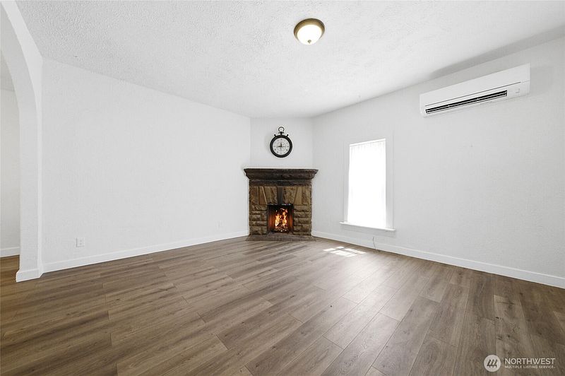 5th image of 1040 Pomona Street