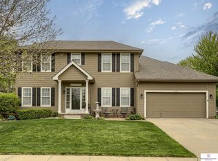 2140 Cobblestone Rd, Papillion, NE 68133