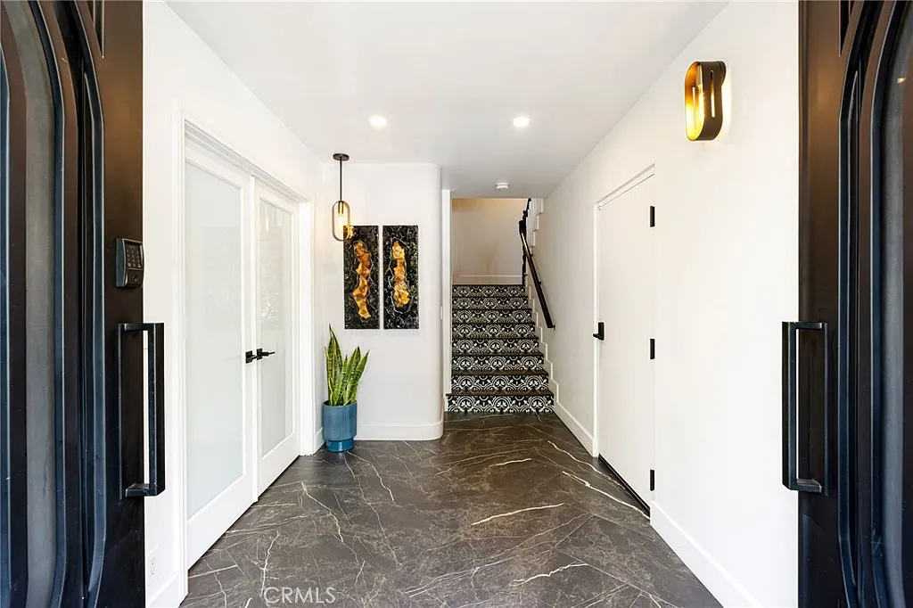 5 bed, 3.5 bath, 2603 sqft, $8,500 — Photo 2