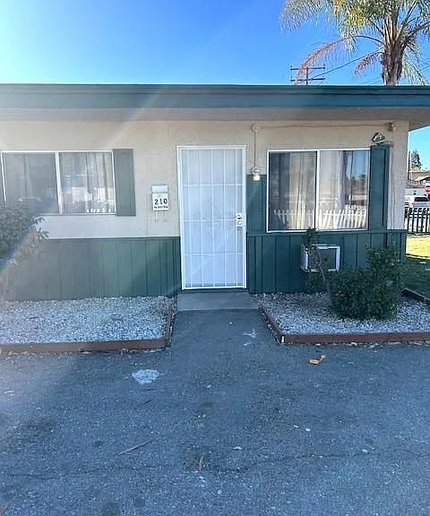 210 N Santa Fe St — Photo 1