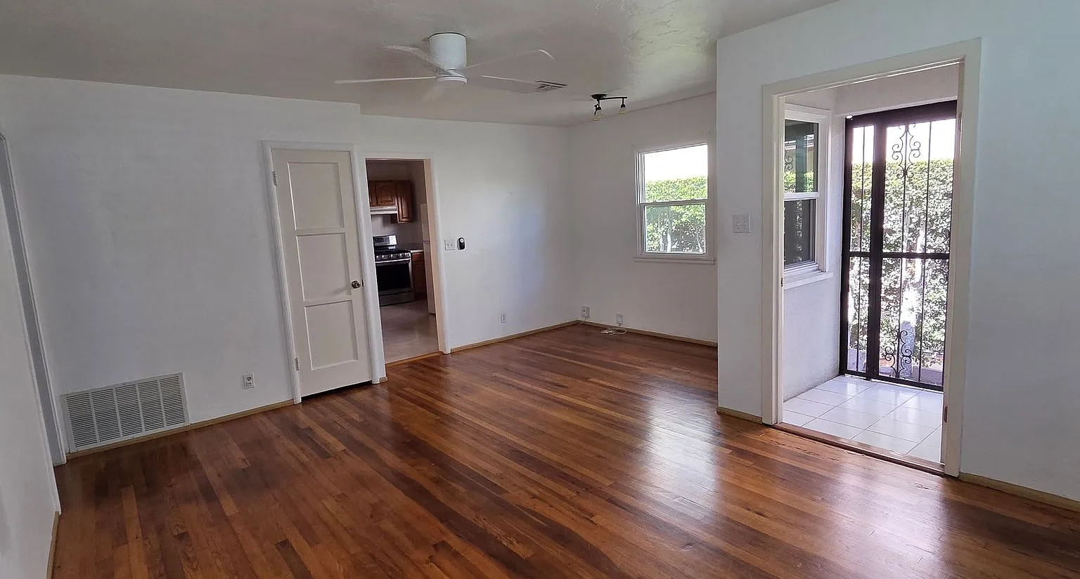 3+ Bed House Utilities Paid By Landlord — Photo 4