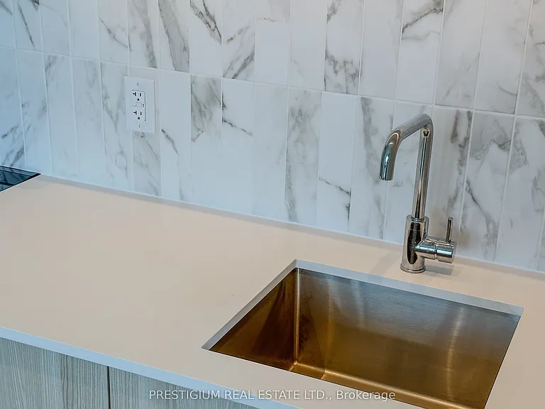 500 Dupont St #303 — Photo 14