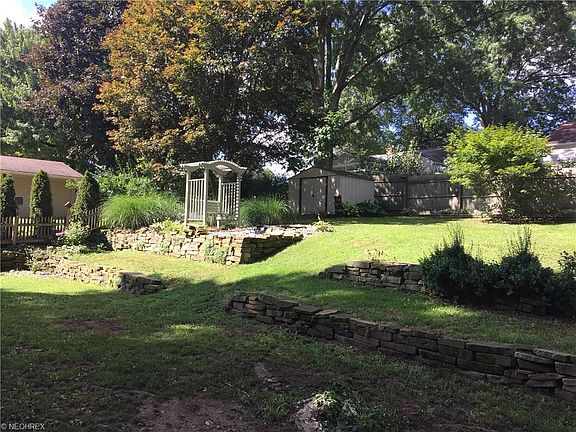 2nd image of 1470 Hawthorne Dr