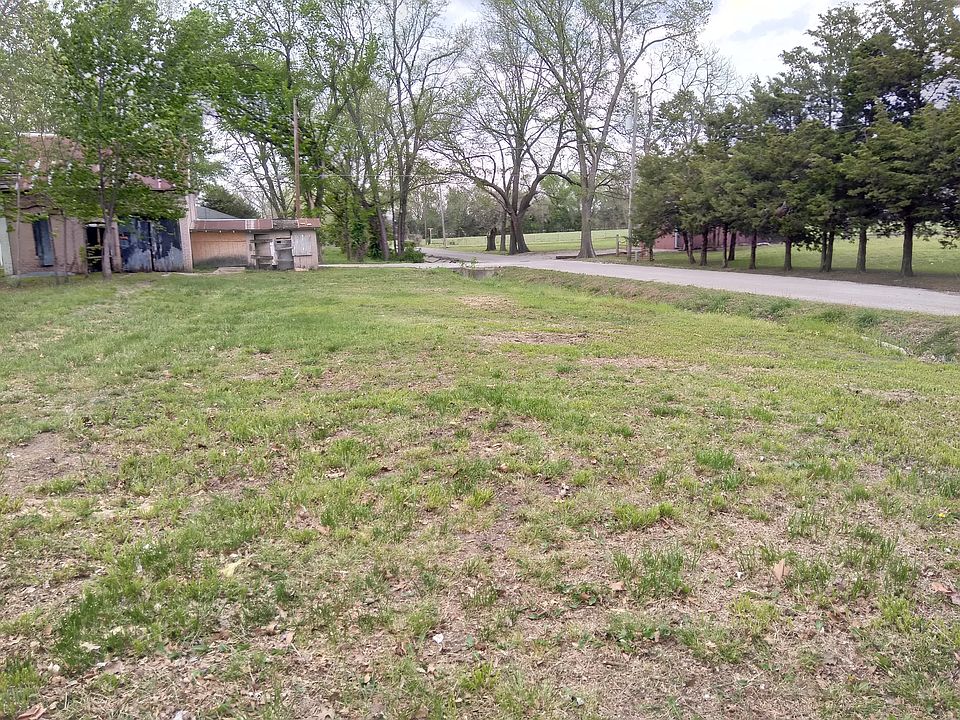 2nd image of 726 E Walnut